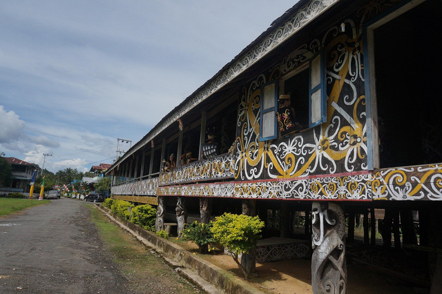 Ilustrasi Rumah Panjang Dayak. Foto: Pixabay.