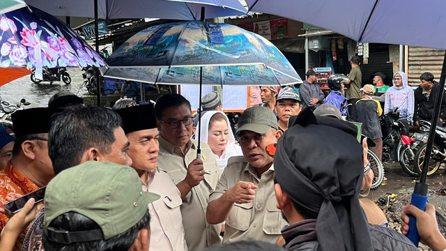 Ketua MPR Ahmad Muzani dan Wamenag Romo Muhammad Syafii meninjau kawasan wisata Guci, Kabupaten Tegal, Senin (16/2/2026). Foto: Nasywa Athifah/kumparan
