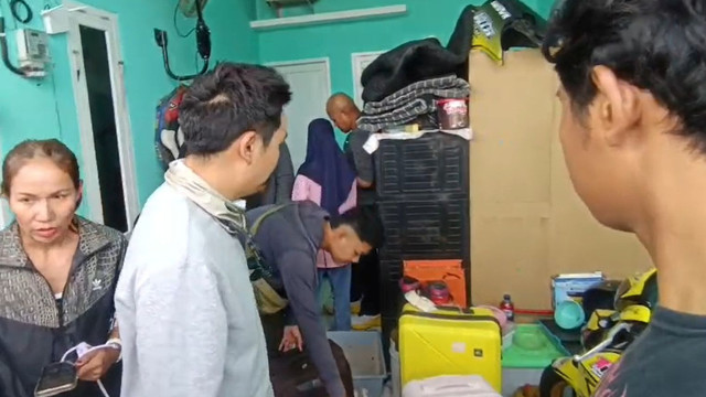 Pencarian 7 koper hilang milik wisatawan Tailan di salah satu rumah warga yang ditunjukkan oleh sinyal terakhir GPS yang berada dalam tas. Foto: Dok. Istimewa