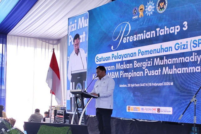 Wakil Kepala Badan Gizi Nasional Sony Sonjaya memberikan sambutan dalam peresmian SPPG UMSU di Medan, Senin (16/2/2026). Foto: Amar Marpaung/kumparan