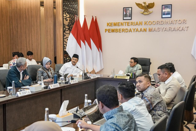 Mensos Saifullah Yusuf (Gus Ipul) bersama Menko PM Muhaimin Iskandar dan Kepala BPS Amalia Adininggar widyasanti dalam rakor terkait pemutakhiran data & PBI nonaktif di Kantor Kemenko PM, Jakarta, Senin (16/2/2024). Foto: Kemensos RI