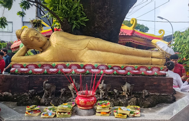 Suasana perayaan tolak bala yang dipadukan dengan tradisi Hindu Bali di Vihara Dharmayana Kuta, Senin (16/2/2026). Foto: Denita BR Matondang/kumparan