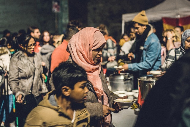 Suasana hangan pembagian makan malam. Sumber foto: pixabay.com