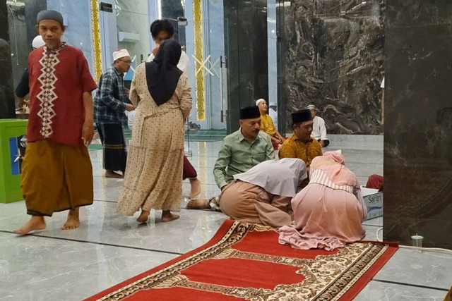 Tradisi Megengan jelang puasa Ramadan di Masjid Roudhotul Jannah Kecamatan Gunung Anyar, Kota Surabaya, Senin (16/2/2026). Foto: Farusma Okta Verdian/kumparan