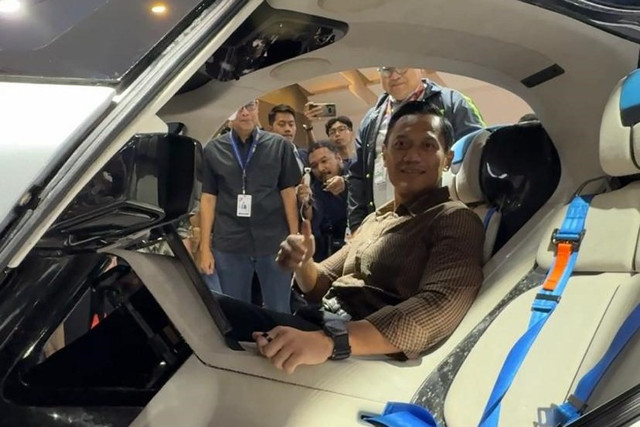 Menko Infrastruktur dan Pembangunan Kewilayahan, Agus Harimurti Yudhoyono (AHY) mobil terbang XPeng di IIMS 2026. Foto: Fitra Andrianto/kumparan