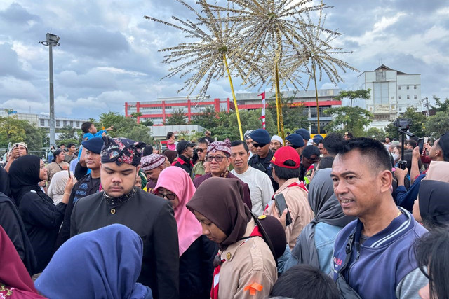 Warga menghadiri tradisi Dugderan di Semarang, Senin (16/2/2026). Foto: Intan Alliva Khansa/kumparan