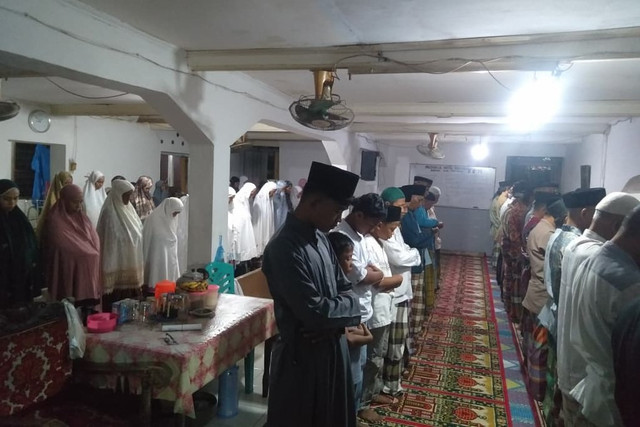 Jemaah Tarekat Naqsabandiyah melaksanakan salat tarawih pertama di Musala Ma'mur, Pauh, Kota Padang, Sumatera Barat, Senin (16/2/2026). Foto: kumparan