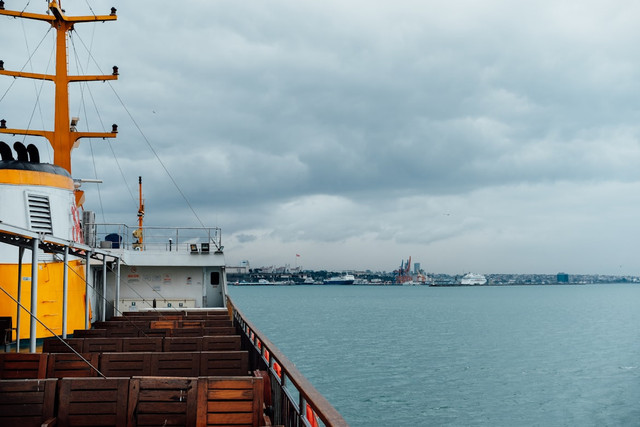 ilustrasi jadwal kapal pelni maret 2026. Unsplash/Markus Winkler