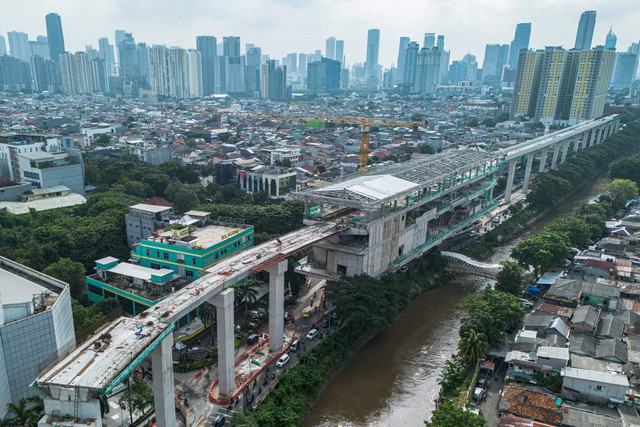 Foto udara pembangunan jalur Light Rail Transit (LRT) Jakarta Fase 1B berlangsung di Manggarai, Jakarta, Senin (16/2/2026). Foto: Darryl Ramadhan/ANTARA FOTO