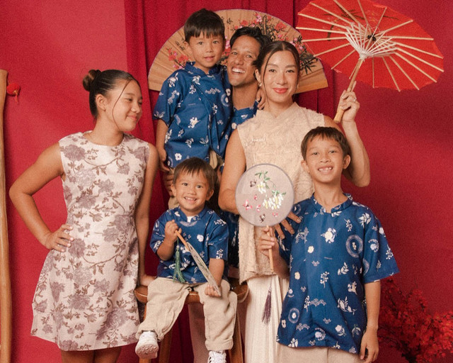 Keluarga Irfan dan Jennifer Bachdim melakukan pemotretan bergaya Imlek Foto: Dok. Instagram @jenniferbachdim