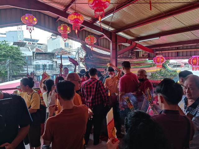 Suasana peribadatan Imlek di area 'langit' Vihara Dharma Bhakti, Jakarta Barat pada Selasa (17/2).  Foto: Ryan Iqbal/kumparan