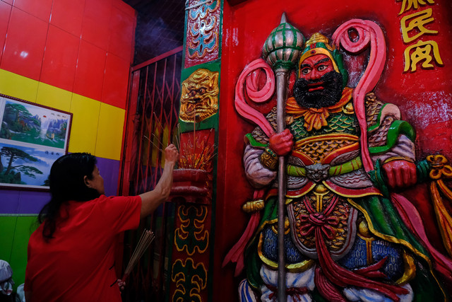 Penganut Konghucu menancapkan dupa saat bersembahyang di Wihara Tri Dharma Dwi Dharma Bhakti di Jalan Tanjungpura, Pontianak, Kalimantan Barat, Selasa (17/2/2026). Foto: Jessica Helena Wuysang/ANTARA FOTO