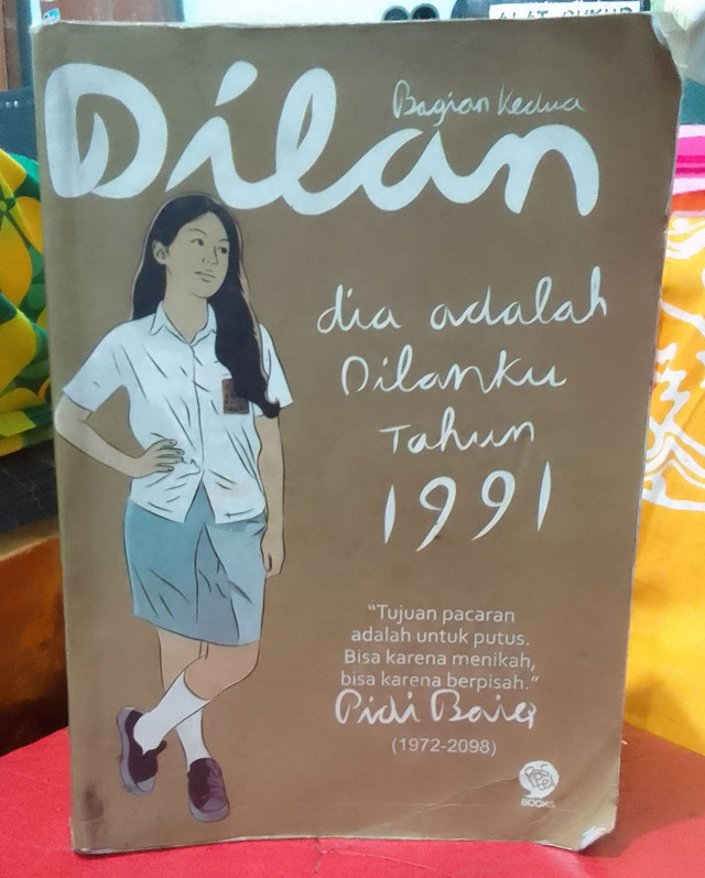 Buku novel remaja karya Pidi Baiq yang secara berseloroh mencantumkan masa hidupnya (1972 - 2098). Foto: Dokumentasi pribadi
