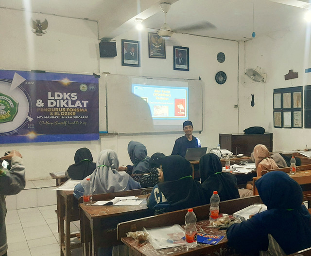 Foto: Santri sedang praktik analis berita (sumber; dokumen pribadi)