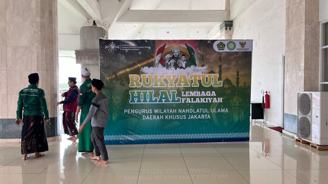 Suasana persiapan rukyatul hilal untuk menentukan awal Ramadan 2026 di Masjid Raya KH Hasyim Asyari, Jakarta Barat, Selasa (17/2).  Foto: Nasywa Athifah/kumparan
