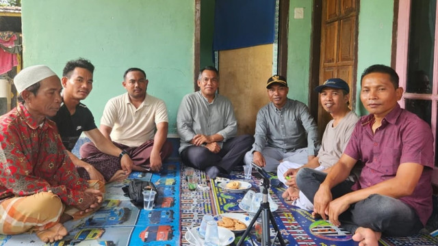 Pemerintah Provinsi Nusa tenggara barat bersama aparatur Desa Bejelo, Kecamatan Jonggat Kabupaten Lombok Tengah saat menyambangi kediaman mantan suami Norida Akmal Ayob (45). Foto: Dok. kumparan