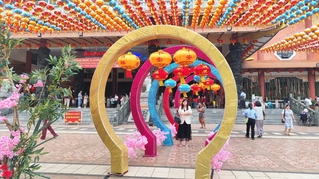 Jemaat Buddha melakukan ibadah di Vihara Maitreya dalam perayaan Imlek Tahun 2026, Deli Serdang, Selasa (17/2). Foto: Amar Marpaung/kumparan