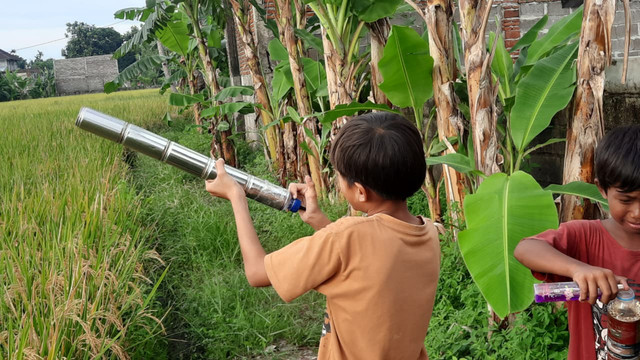 Anak-anak bermain meriam spirtus atau seldung di areal persawahan Kelurahan Dawuhan, Kecamatan Kota, Situbondo. Foto: Dok. kumparan