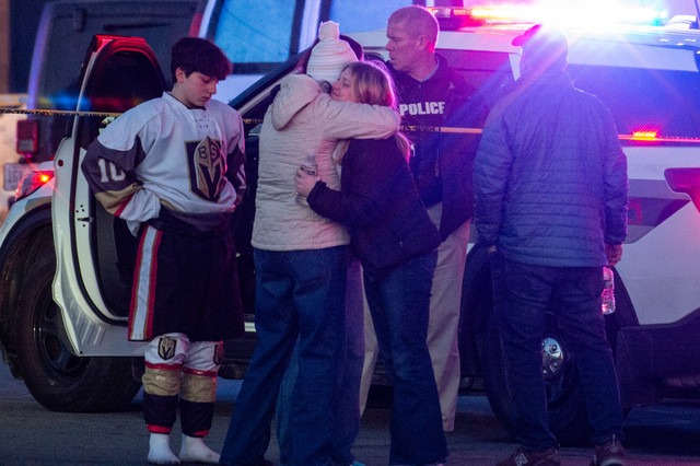 Keluarga pemain hoki berpelukan usai terjadi penembakan di Arena Es Pawtucket, Rhode Island, pada 16 Februari 2026. Foto: Joseph Prezioso/AFP