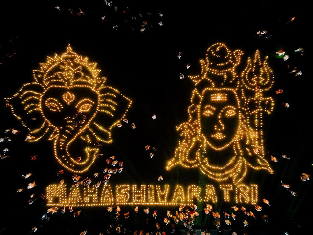 Sebanyak 1.008 dipa atau pelita dinyalakan membentuk figur Dewa Ganesha dan Dewa Shiva serta tulisan “Mahashivaratri” di pelataran Candi Prambanan dalam rangka perayaan Mahashivaratri, rangkaian Prambanan Shiva Festival, Senin (16/2/2026). Foto: Dok. Istimewa