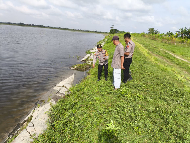 Empat bocah perempuan tenggelam di waduk Desa Menongo, Kecamatan Sukodadi, Kabupaten Lamongan, Selasa (17/2/2026). Foto: Dok. Polres Lamongan