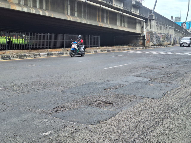 Kondisi jalan rusak di Jalan Ahmad Yani, Kota Bekasi, Selasa (17/2/2026). Foto: kumparan