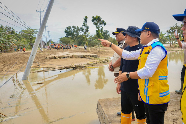 Gubernur Jawa Tengah Ahmad Luthfi saat meninjau jalan Semarang Purwodadi yang putus pasca terjangan banjir. Foto: Dok. Istimewa