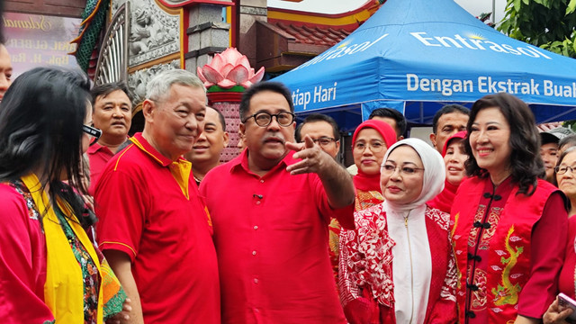 Wagub Jakarta, Rano Karno, meninjau Klenteng Bio Hok Tek Tjeng Sin, Jalan Toapekong, Kebayoran Lama, Jakarta Selatan, Selasa (17/2/2026). Foto: Jonathan Devin/kumparan