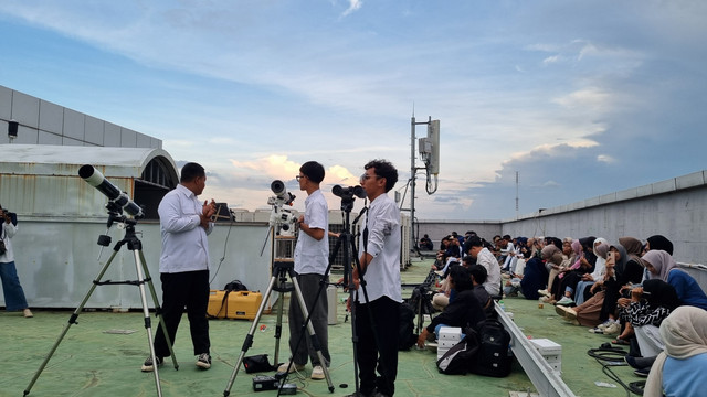 Persiapan pemantauan hilal penetapan  Ramadan di Kampus Universitas Islam Negeri Surabaya (UINSA), Selasa (17/2/2026). Foto: Farusma Okta Verdian/kumparan