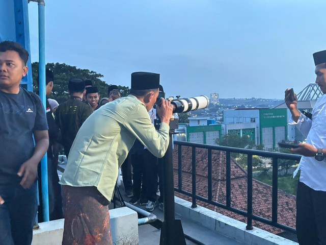 Pemantauan hilal di Planetarium kampus UIN Walisongo Semarang, Selasa (17/2/2026). Foto: Intan Alliva Khansa/kumparan