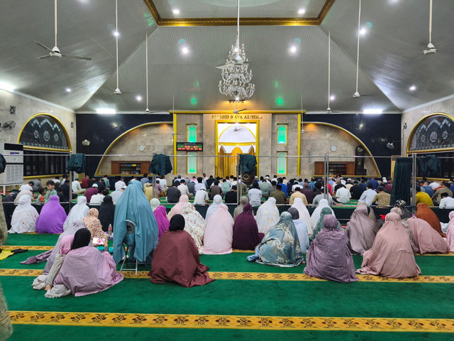Suasana tarawih perdana warga Muhammadiyah di Masjid Raya Al-Isra, Jakarta Barat, Selasa (17/2/2026). Foto: Jeni Ritanti/kumparan