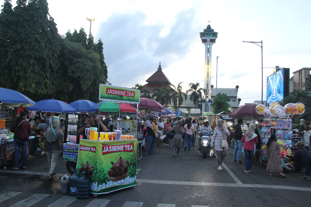 Masyarakat menyambangi tradisi Dandangan yang digelar di sepanjang Jalan Sunan Kudus dan kawasan Alun-alun Simpang Tujuh Kudus, Jawa Tengah pada Selasa (17/2/2026). Foto: Vega Ma'arrijil Ula/kumparan