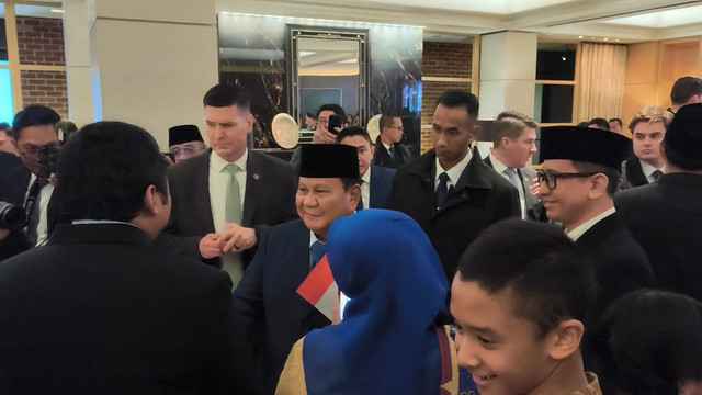 Presiden Prabowo Subianto disambut antusias diaspora Indonesia di hotel tempatnya bermalam di Washington, Amerika Serikat, Selasa (17/2).  Foto: Zamachsyari/kumparan