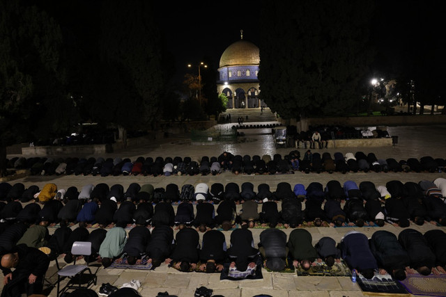 Umat Islam Palestina menggelar ibadah tarawih pada malam pertama Ramadan 1447 H, di Masjid Al Aqsa, Yerusalem. Foto: Ahmad Gharabli/AFP