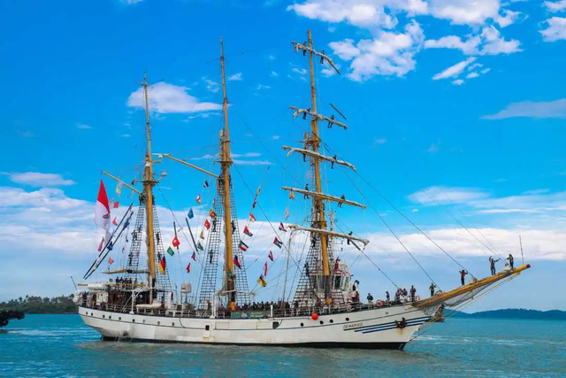 KRI Dewa Ruci membawa peserta Muhibah Budaya Jalur Rempah (MBJR) singgah di Pelabuhan Tanjung Uban, Bintan, Provinsi Kepri, 5 Juli 2024. Foto: Diskominfo, 2024