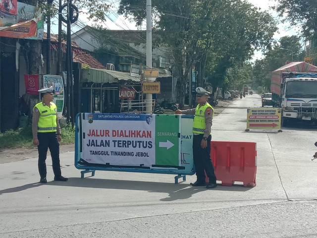 Pengalihan arus pasca putusnya jalur Semarang - Purwodadi pasca jebolnya tanggul Sungai Tuntang. Foto: Dok. Polres Grobogan