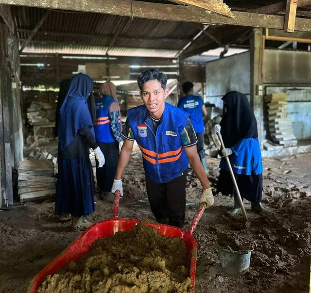 Relawan DT Peduli Sumatera Barat Membantu Membersihkan Salah Satu Rumah Pelaku UMKM di Gurun Laweh, Naggalo, Kota Padang (Sumber : DT Peduli)