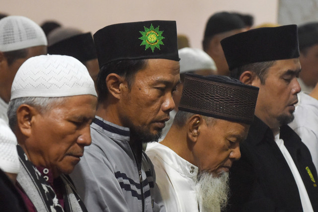 Warga Muhammadiyah melaksanakan salat tarawih berjamaah pertama di Masjid Raya Uswatun Hasanah, Daan Mogot, Jakarta, Selasa (17/2/2026). Foto: Indrianto Eko Suwarso/ANTARA FOTO