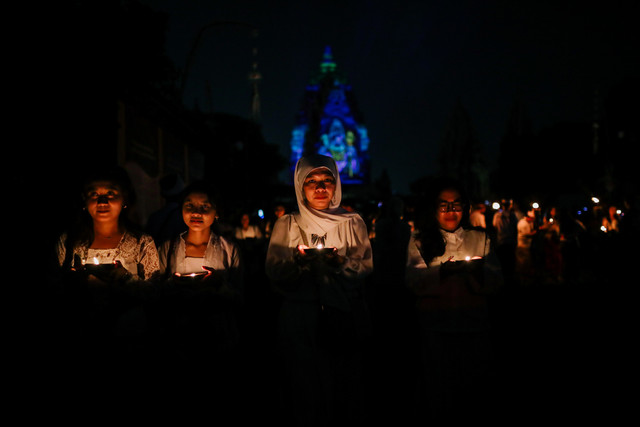 Umat dan pengunjung membawa dipa dalam acara Mahashivaratri di Candi Prambanan. Foto oleh Bima Aditiawan Putra