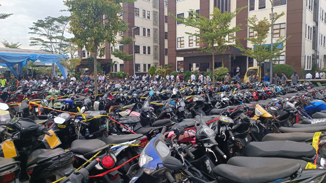 Hampir 1000 kendaraan bermotor berhasil diamankan oleh Polda Jawa Barat dalam kasus pencurian bermotor yang akan dikembalikan kepada pemilik tanpa dipungut biaya, Rabu (18/2).  Foto: Abisatya/kumparan