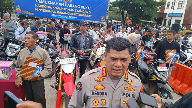 Kabid Humas Polda Jabar, Kombes Pol Hendra Rochmawan, menyampaikan terkait upaya pengamanan Polda Jabar memasuki bulan suci Ramadan, Rabu (18/2). Foto: Abisatya/kumparan