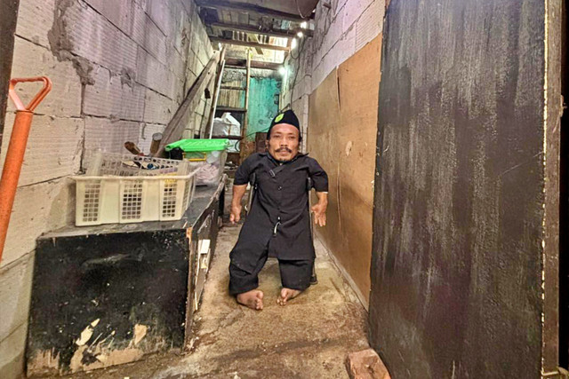 Mas'at berdiri di dalam rumahnya di Kapuk, Cengkareng, Jakarta Barat, Rabu (18/2/2026). Foto: Amira Nada/kumparan