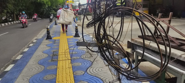 Kabel semrawut di trotoar Jalan Proklamasi, Kota Depok, Selasa (17/2/2026). Foto: kumparan
