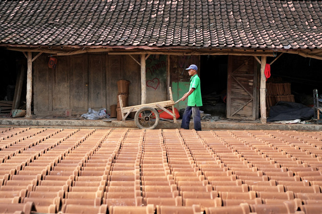 Perajin genteng tradisional tengah bekerja memproduksi genteng tradisional di Polokarto, Kabupaten Sukoharjo, Jawa Tengah. Foto: Dok. Bakom RI