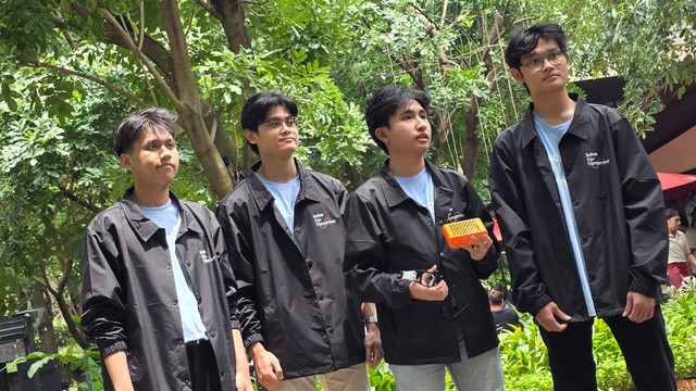 Tim Labmino dari Universitas Indonesia menang kompetisi inovasi AI kelas dunia Samsung Solve for Tomorrow , melalui inovasi kacamata berbasis AI RunSight. Foto: Aditya Panji/kumparan