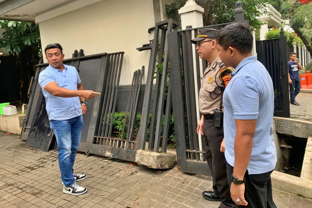 Suasana di rumah Jusuf Kalla usai ditabrak mobil di Jalan Brawijaya, Keboyoran Baru, Jakarta Selatan. Foto: Dok. Istimewa
