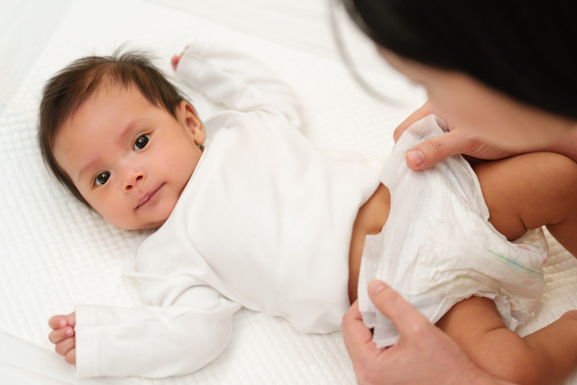 Ilustrasi bayi pipis waktu ganti popok. Foto: BaLL LunLa/Shutterstock