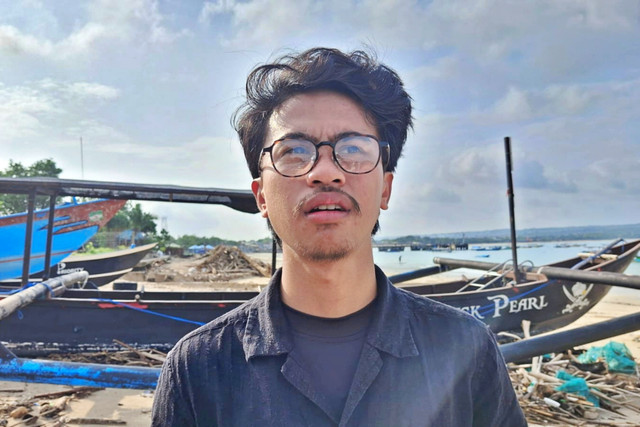 Gilang Rahma, salah satu anggota komunitas Pandawara saat ditemui di Pantai Kelan, Kabupaten Badung, Bali, Rabu (18/2/2026). Foto: Denita br Matondang/kumparan