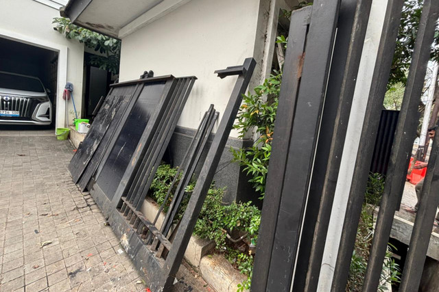 Kondisi rumah JK usai ditabrak minibus di Jalan Brawijaya, Jakarta Selatan pada Rabu pagi (18/2/2026). Foto: Amira Nada/kumparan