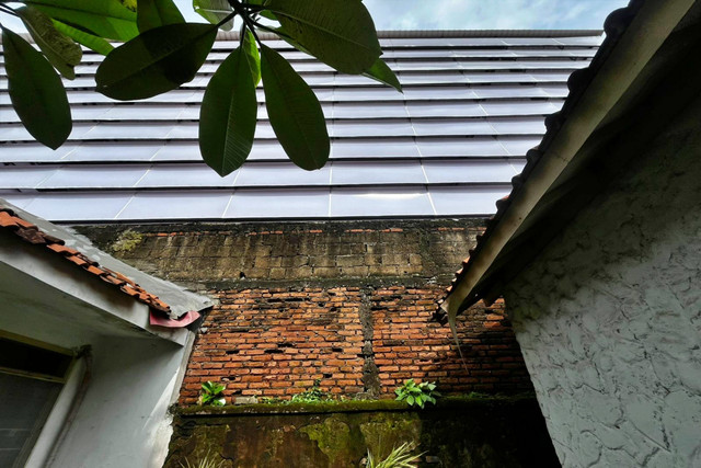 rumah yang bersebelahan dengan lapangan padel di Haji Nawi, Jakarta Selatan, Rabu (18/2/2026). Foto: Rayyan/Kumparan